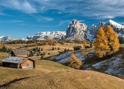 Płaskowyż Seiser Alm, Dolina Val Gardena, Ośnieżone, Góry Sassolungo, Dolomity, Domy, Drzewa, Chmury, Włochy