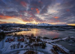 Norwegia, Region Nordland, Gmina Bodø, Cieśnina Saltstraumen, Zima, Rzeka, Domy, Chmury, Wschód słońca