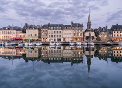 Francja, Normandia, Honfleur, Domy, Jachty, Rzeka Sekwana, Port, Odbicie