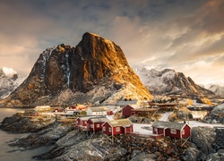 Norwegia, Góry, Lofoty, Wioska Reine, Zima, Skały, Chmury, Domy