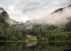 Norwegia, Okręg Buskerud, Jezioro, Góry, Las, Mgła, Domy