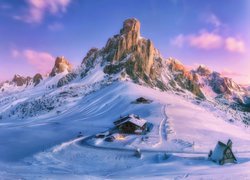 Domy w zaśnieżonych górach