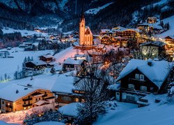 Zima, Dolina, Góry, Wysokie Taury, Domy, Kościół, Światła, Park Narodowy Wysokich Taurów, Gmina Heiligenblut am Grobglockner, Karyntia, Austria