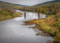 Domy wśród drzew nad rzeką