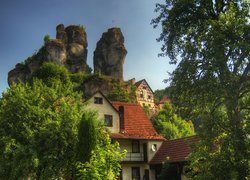 Domy wśród drzew pod skałami w Bawarii
