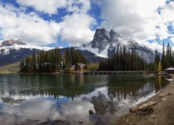 Park Narodowy Yoho, Góry, Las, Drzewa, Jezioro Emerald Lake, Domy, Most, Chmury, Prowincja Kolombia Brytyjska, Kanada