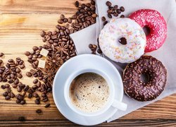 Donuty obok filiżanki z kawą