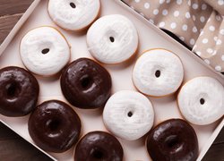 Donuty w białej i ciemnej czekoladzie