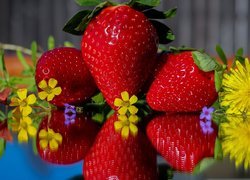 Dorodne truskawki w kompozycji z kwiatami