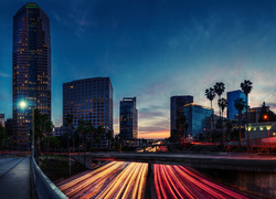 Drapacze chmur przy oświetlonej drodze w Los Angeles
