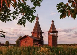 Drewniana Cerkiew św Jana Chryzostoma na łące we wsi Kiprovo