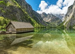 Jezioro Konigssee, Park Narodowy Berchtesgaden, Bawaria, Niemcy, Drewniana, Chata, Góry, Drzewa, Chmury, Odbicie
