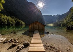 Drewniany, Domek, Pomost, Jezioro, Obersee, Góry, Alpy, Promienie słońca, Park Narodowy Berchtesgaden, Bawaria, Niemcy