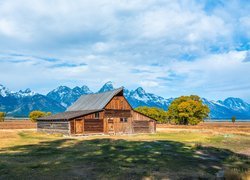 Stodoła, Drewniana, Chata, Góry Teton Range, Drzewa, Chmury, Park Narodowy Grand Teton, Stan Wyoming, Stany Zjednoczone