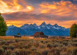 Drewniana, Chata, Stodoła, Góry Teton Range, Drzewa, Zachód słońca, Chmury, Park Narodowy Grand Teton, Stan Wyoming, Stany Zjednoczone