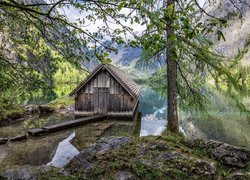 Jezioro Konigssee, Park Narodowy Berchtesgaden, Bawaria, Niemcy, Drewniana, Chata, Drzewo, Góry