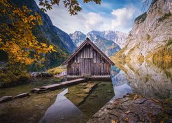 Drewniana chata nad jeziorem Obersee