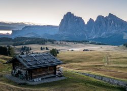 Drewniana chata z widokiem na góry i dolinę Val Gardena