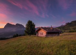 Góry Dolomity, Płaskowyż Seiser Alm, Włochy, Wzgórza, Łąka, Drewniana, Chata, Ogrodzenie, Zachód słońca