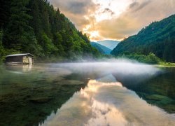 Góry Hochschwab, Jezioro Gruner See, Styria, Austria, Drzewa, Chata, Mgła, Odbicie