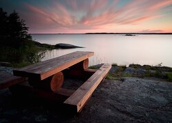 Drewniana ławka i stół nad jeziorem