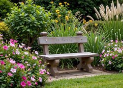 Drewniana ławka w ogrodzie wśród kwiatów oraz traw ozdobnych