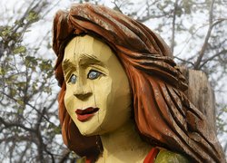 Drewniana rzeźba twarzy kobiety