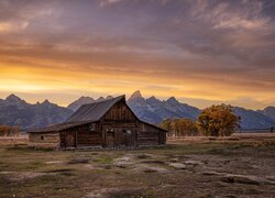 Stodoła, Drewniana, Chata, Góry, Teton Range, Drzewa, Zachód słońca, Chmury, Park Narodowy Grand Teton, Stan Wyoming, Stany Zjednoczone