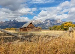 Park Narodowy Grand Teton, Góry, Dom, Drewniana, Stodoła, Ogrodzenie, Trawa, Drzewa, Chmury, Stan Wyoming, Stany Zjednoczone