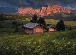 Dolomity, Góry Sassolungo, Płaskowyż Seiser Alm, Dolina Val Gardena, Drzewa, Chmury, Drewniane, Domy, Włochy