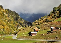 Drewniane domki przy górskiej drodze