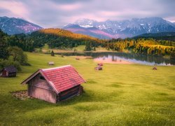 Góry Karwendel, Miejscowość Krun, Jezioro Geroldsee, Las, Drzewa, Drewniany, Domek, Bawaria, Niemcy