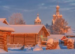 Drewniane domy i cerkiew w rosyjskiej wsi Kimzha zimą