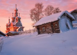 Drewniane domy i cerkiew w rosyjskiej wsi Kimzha