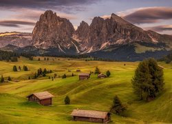 Dolomity, Góry, Sassolungo, Płaskowyż, Seiser Alm, Dolina, Val Gardena, Drzewa, Chmury, Drewniane, Domy, Włochy