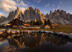 Góry, Dolomity, Park krajobrazowy Puez Odle, Staw, Odbicie, Domy, Kamienie, Skały, Chmury, Włochy