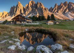 Włochy, Dolomity, Tyrol, Park krajobrazowy Puez Odle, Dom, Góry, Chmury, Drzewa, Kałuża, Kamienie, Odbicie