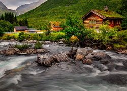 Drewniane domy nad rzeką Rauma w Norwegii