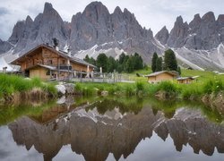 Drewniane domy z widokiem na masyw Odle w Dolomitach