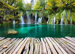Wodospad, Skały, Drzewa, Pomost, Jezioro, Park Narodowy Jezior Plitwickich, Chorwacja