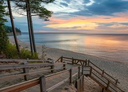 Stany Zjednoczone, Michigan, Jezioro, Lake Superior, Miners Beach, Wschód słońca, Schody, Drzewa, Sosny, Plaża