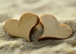 Drewniane serca na piasku