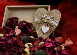 Drewniane serce z napisem Home na płatkach róż