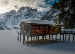 Drewniany dom na jeziorze Pragser Wildsee we włoskich Dolomitach