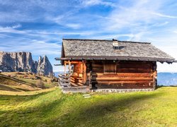 Drewniany dom na płaskowyżu Seiser Alm z widokiem na Dolomity