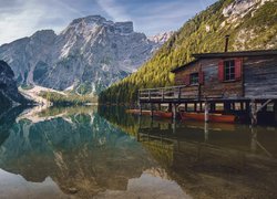 Włochy, Południowy Tyrol, Jezioro, Lago di Braies, Pragser Wildsee, Góry, Dolomity, Pomost, Drewniany, Domek, Łódki