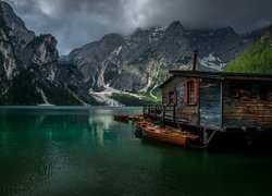 Włochy, Południowy Tyrol, Jezioro Pragser Wildsee, Lago di Braies, Góry, Dolomity, Pomost, Drewniany, Domek, Łódki, Drzewa