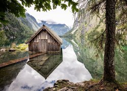Drewniany domek na jeziorze Obersee