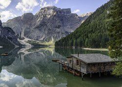 Włochy, Południowy Tyrol, Region Trydent-Górna Adyga, Jezioro Pragser Wildsee, Góry Dolomity, Drzewa, Drewniany, Dom, Łódki, Chmury
