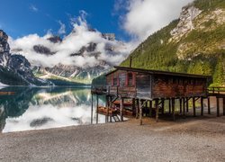 Południowy Tyrol, Jezioro Pragser Wildsee, Góry, Dolomity, Drewniany, Dom, Łódki, Drzewa, Włochy